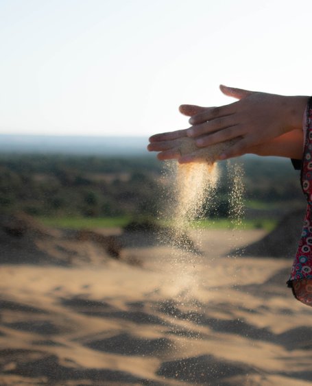 Handen met zand tijdens woestijnreis Egypte met Inside Nature